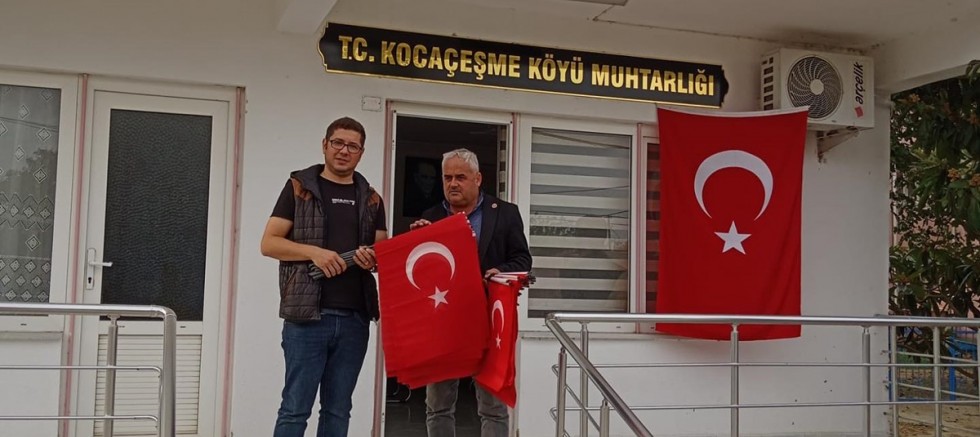 100. Yıl Anısına Köyde 100 Bayrak Dağıttı
