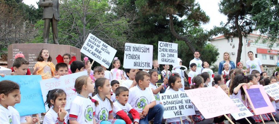 26 KASIM İLKOKULU EKO TİMİ FARKINDALIK YARATMAYA DEVAM EDİYOR “Dönüşüm kullan, hayata bağlan”