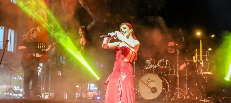 30 Ağustos Coşkusunun Finali Fener Alayı ve Konserle Yapıldı