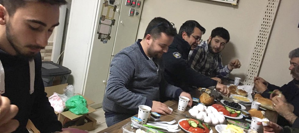 AK Gençler Sahur Yemeğine Devam Ediyor