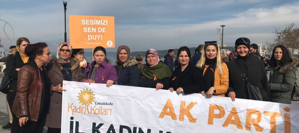 AK KADINLAR ÇANAKKALE’DEKi KADINA ŞiDDETE KARŞI ULUSLARARASI MüCADELE YüRüYüŞüNE KATILDI