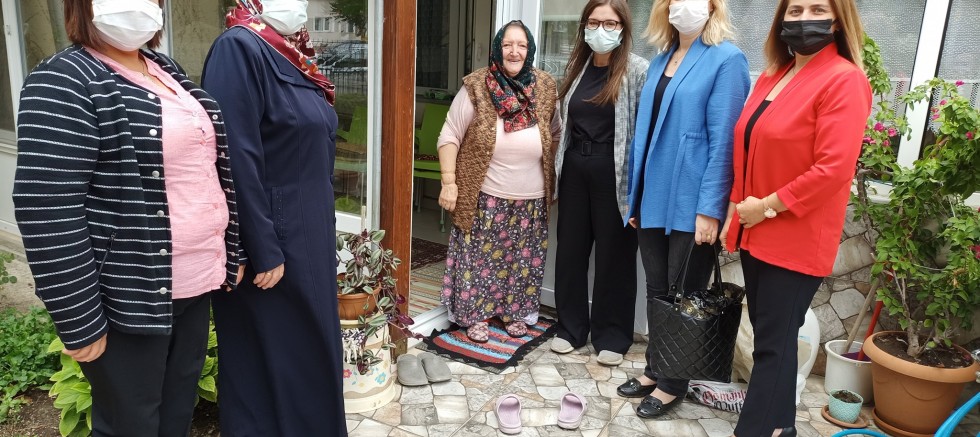 AK Kadınlardan Yaşlılar Günü Ziyareti