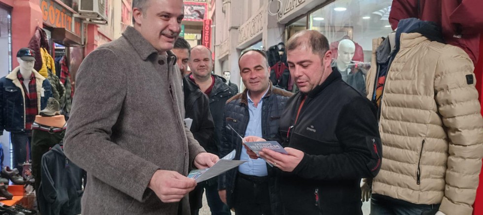 AK Parti Bilgilendirme Broşürleri Dağıttı
