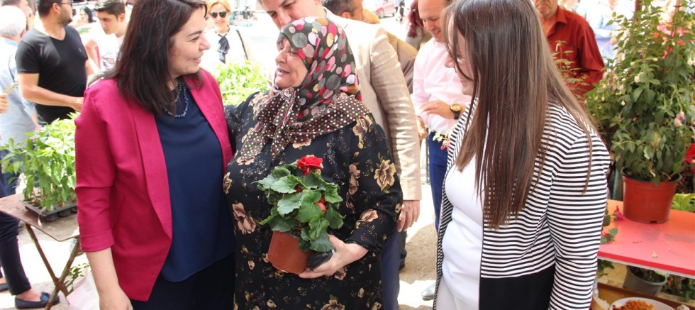 AK PARTİ ÇANAKKALE MİLLETVEKİLİ ADAYI JÜLİDE İSKENDEROĞLU RüZGARI iLÇEMiZDE ESTi