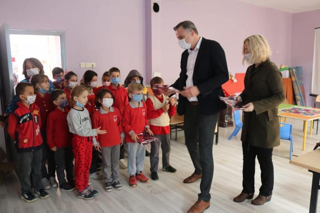 AK Parti’den Çocuklara Kitap Hediyesi