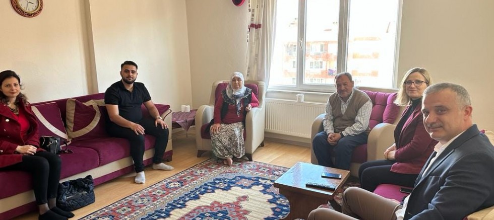 AK Parti’den Depremzede Aileye Ziyaret