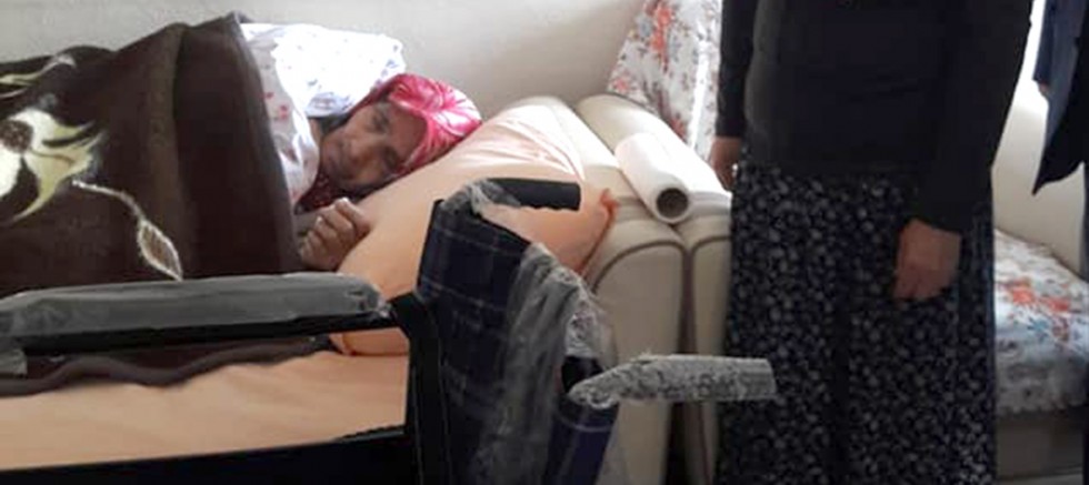 AK Parti’den Tekerlekli Sandalye Hediyesi