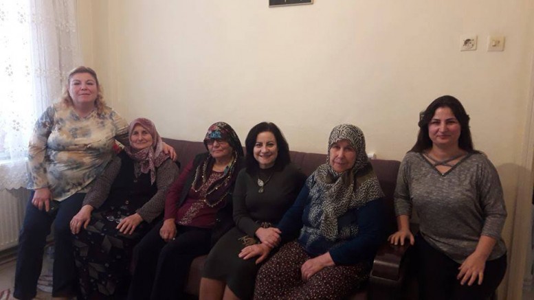 AK PARTi iLÇE KADIN KOLLARI EV ZiYARETLERi
