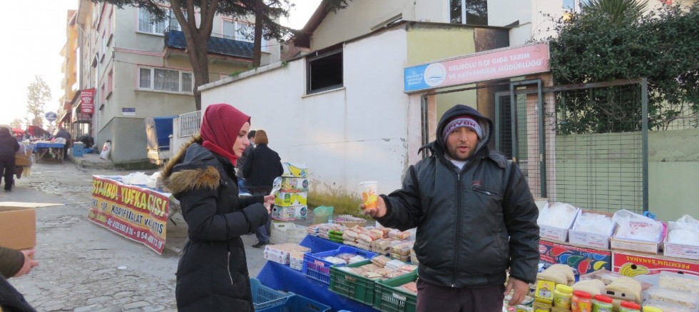 AK PARTİ İLÇE KADIN  KOLLARI’NDAN PAZARCI  ESNAFINA ÇORBA İKRAMI