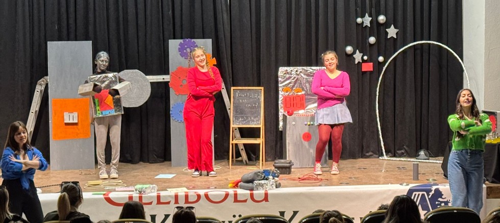 Akademi Kültür Koleji’nden Renkli Tiyatro Etkinliği