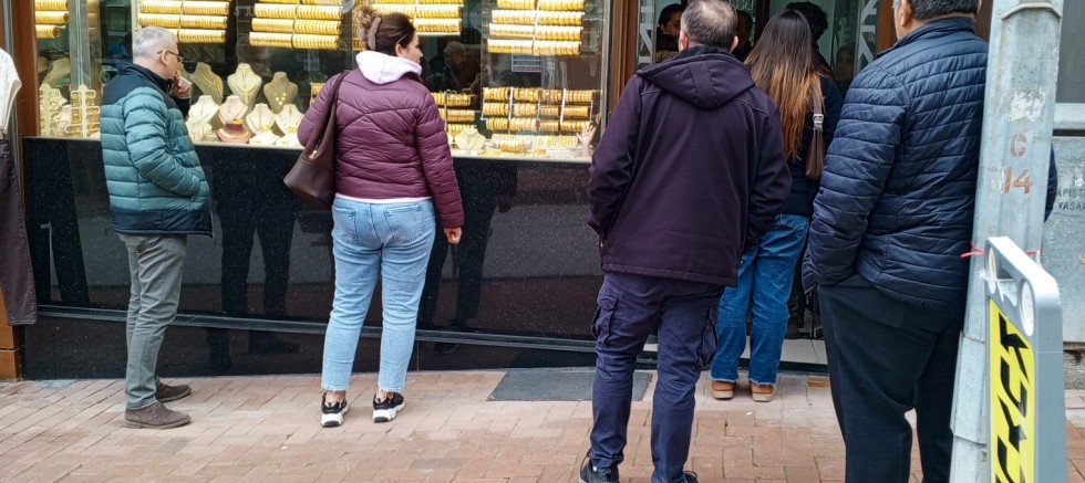 Altın Fiyatları Geriledi, Kuyumcularda Yoğunluk Yaşandı