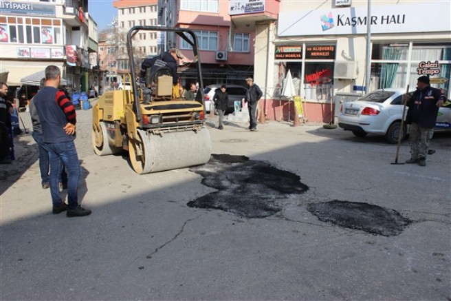 ASFALT YAMA ÇALIŞMALARI YAPILIYOR