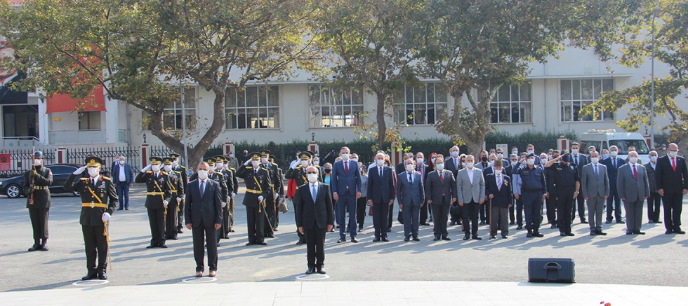 Atatürk Anıtı'na Çelenk Konuldu