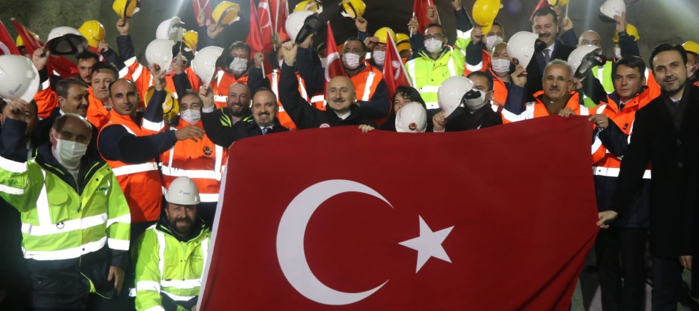 AYVACIK KÜÇÜKKUYU TÜNELLERİ’NDE İLK IŞIK GÖRÜLDÜ