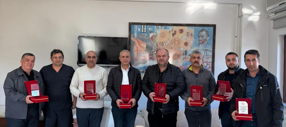 Başhekim Demirca’dan Yardımseverlere Plaket
