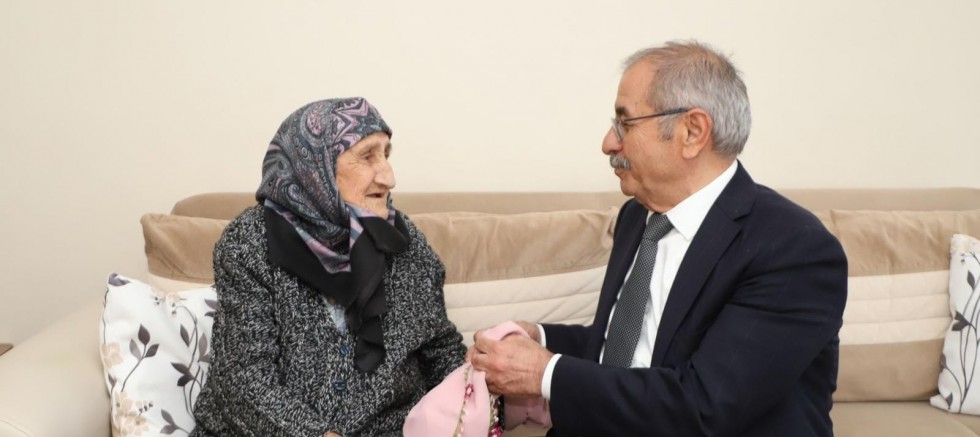 Başkan Özacar’dan Yaşayan Çınarlara Ziyaret