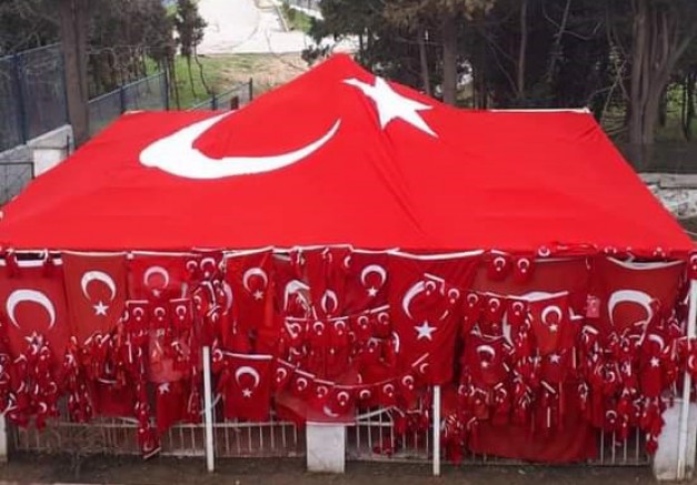 Bayraklı Baba Türbesi’nin Bayrağı Yenilendi