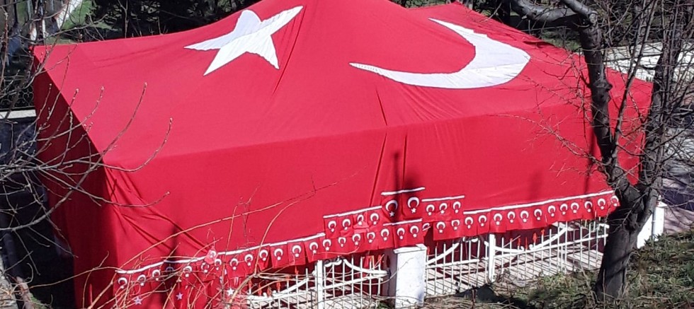 Bayraklı Baba Türbesinin Bayrağı Yenilendi