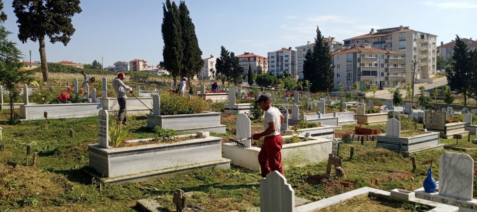 Bayram Öncesi Mezarlıkta  Detaylı Temizlik