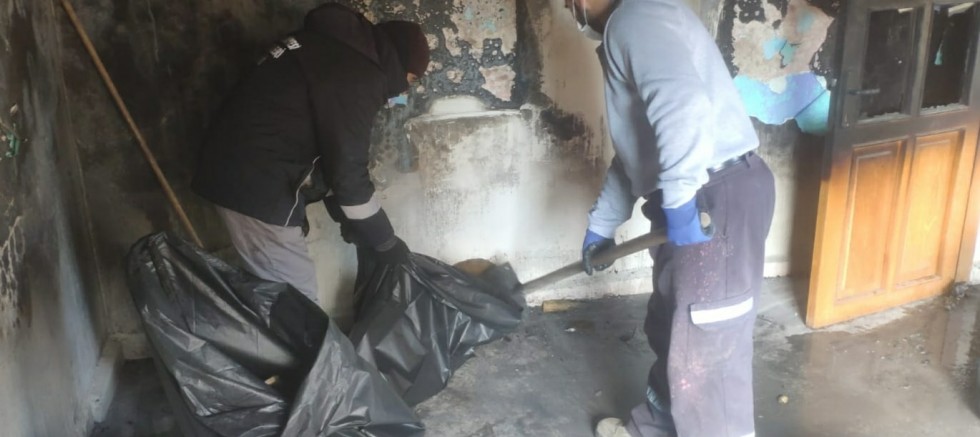 Belediye Ekipleri Yanan Evi Temizledi
