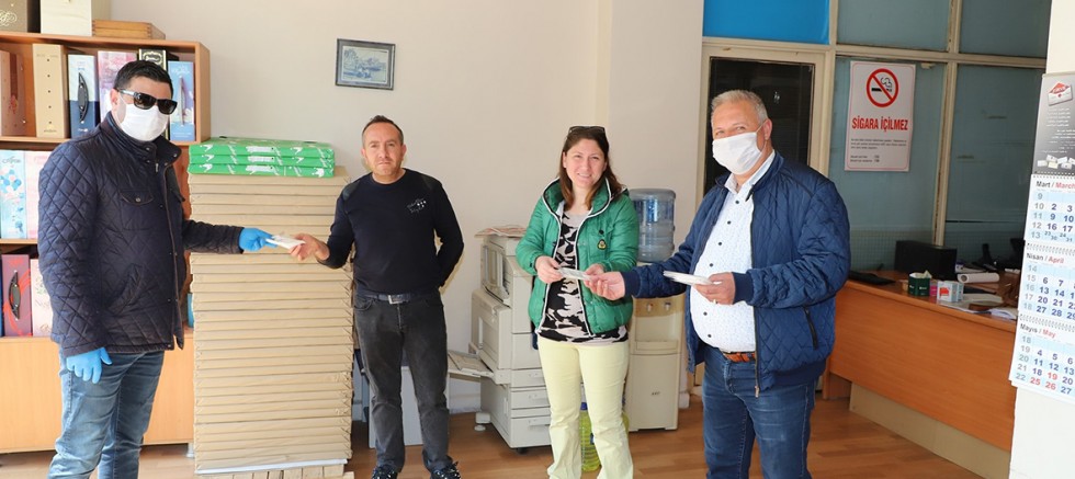 Belediye, Esnafa ve Vatandaşlara Maske Dağıttı