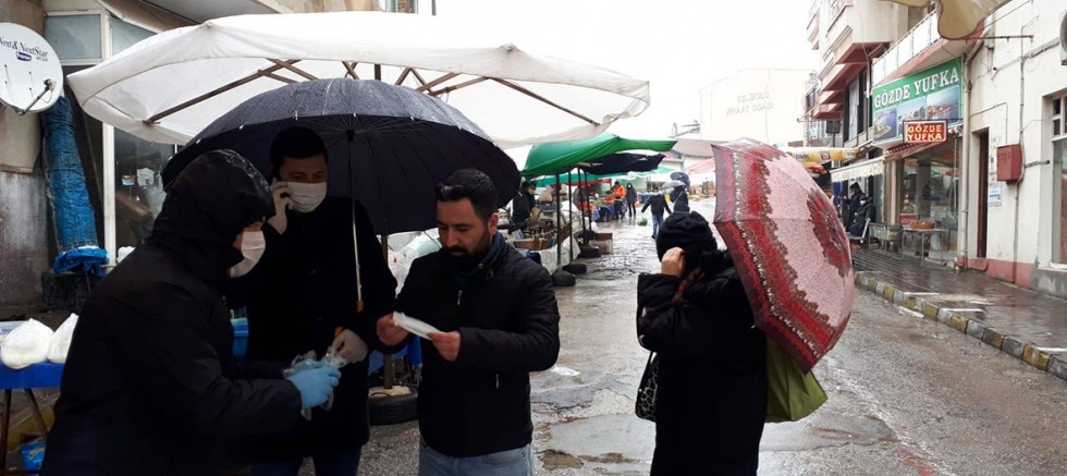 Belediye, Halk Pazarında Ücretsiz Maske Dağıttı