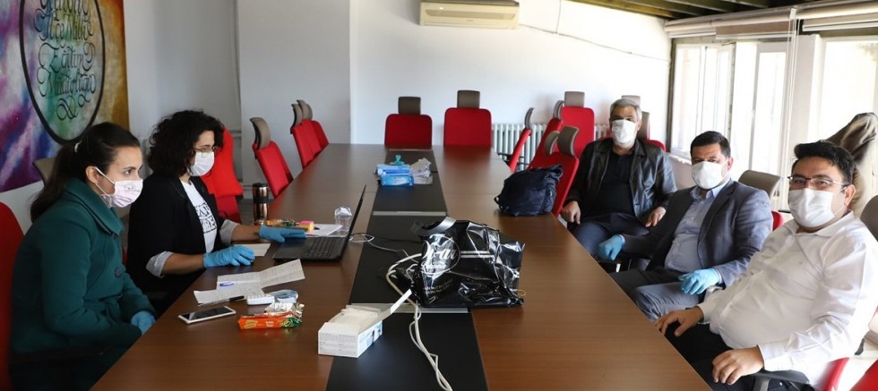 Belediye Kurumlara Maske Dağıtmaya Devam Ediyor