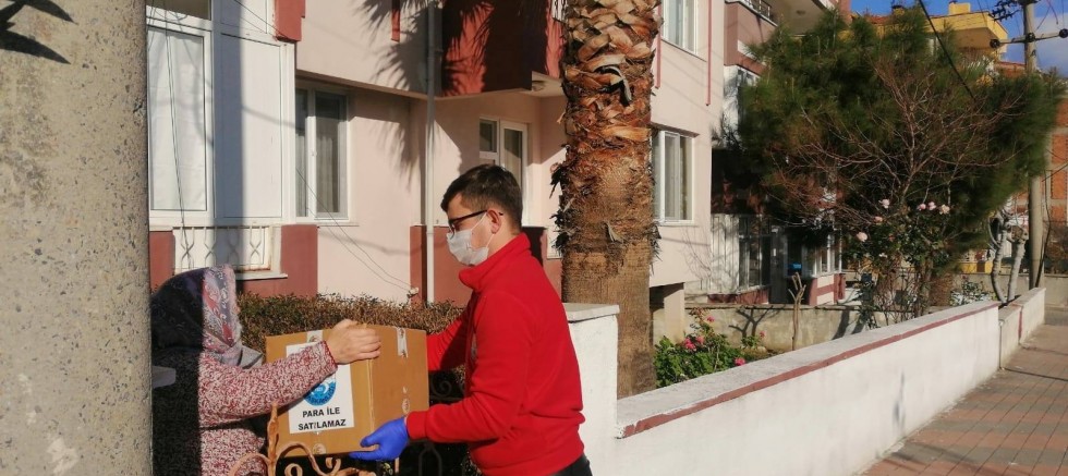 Belediye Yardım Kolisi Dağıtmaya Devam Ediyor