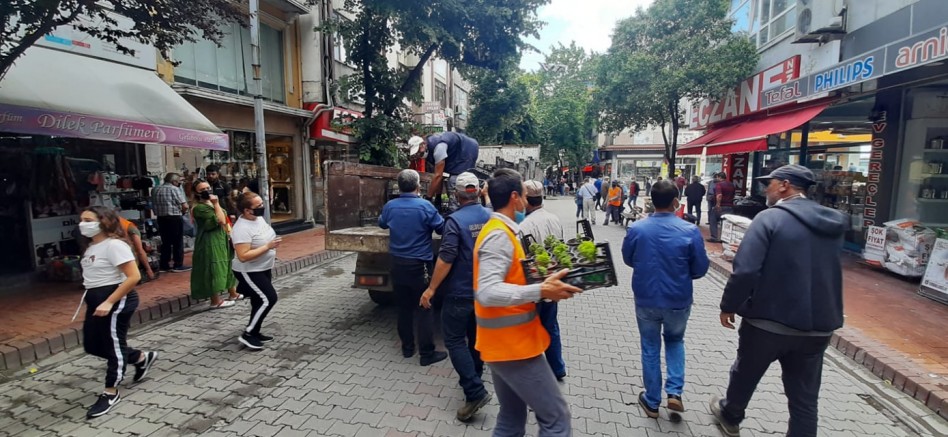 Belediyeden Esnafa Fesleğen Dağıtıldı