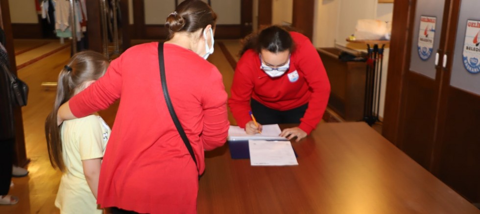 Belediyeden Öğrencilere Kırtasiye ve Giyim Yardımı