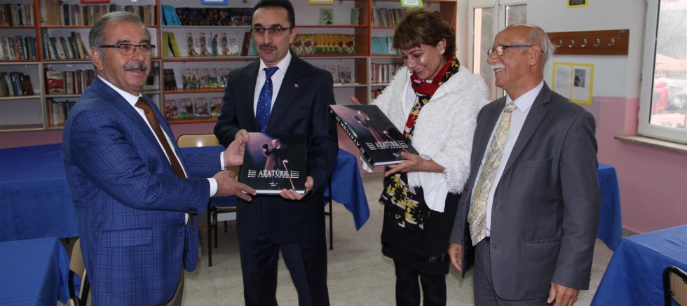 Belediyeden okul kütüphanesine kitap bağışı