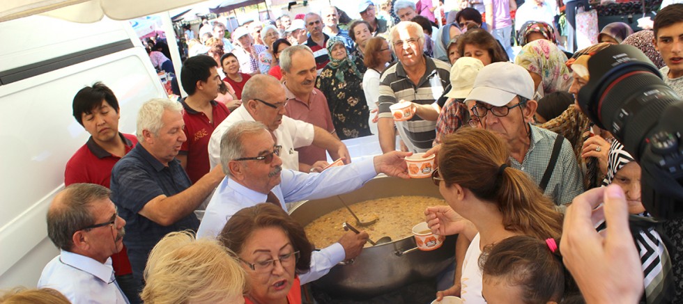 Belediyeden Vatandaşlara Aşure İkramı
