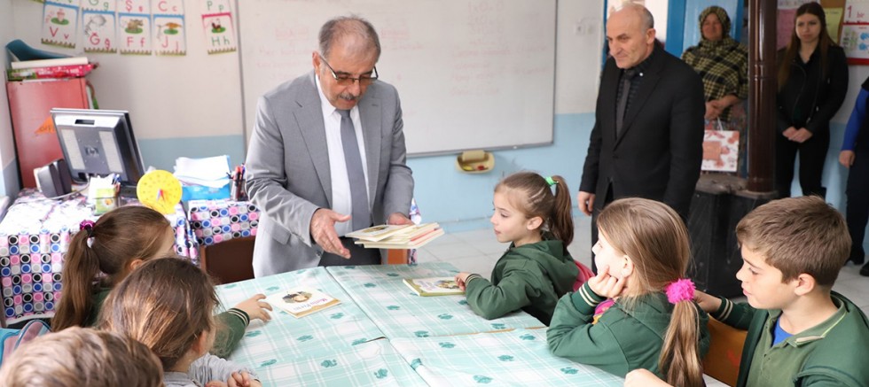 Belediyeden Yeniköy İlkokulu’na Kitap Hediyesi