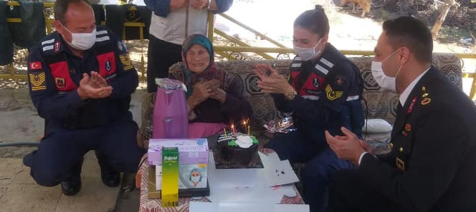 Bir Asırlık Anneye Anlamlı Ziyaret