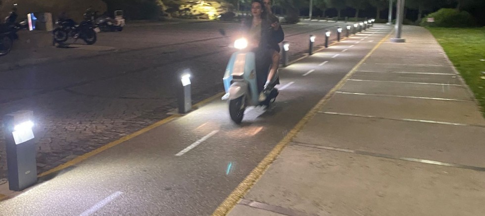 Bisiklet Yolunda Motosiklet Kullanılıyor