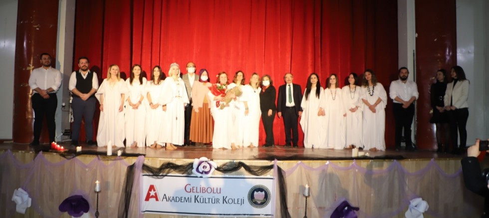 "Biz Kimiz" Adlı Tiyatro Beğeniyle İzlendi