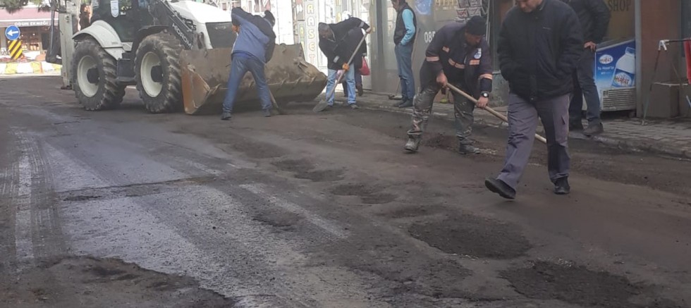 BOZUK YOLLARA ASFALT YAMA