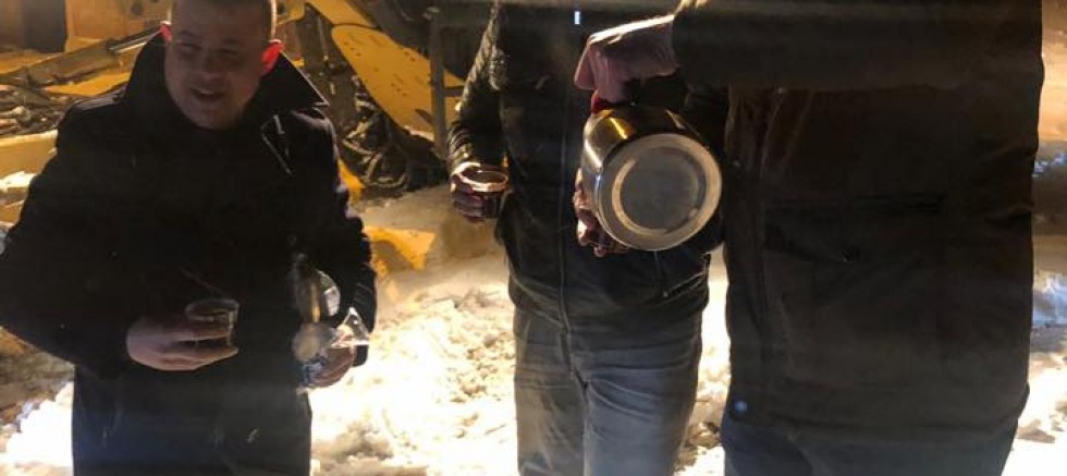 ÇETİN’DEN KARLI HAVADA  VATANDAŞLARA DESTEK