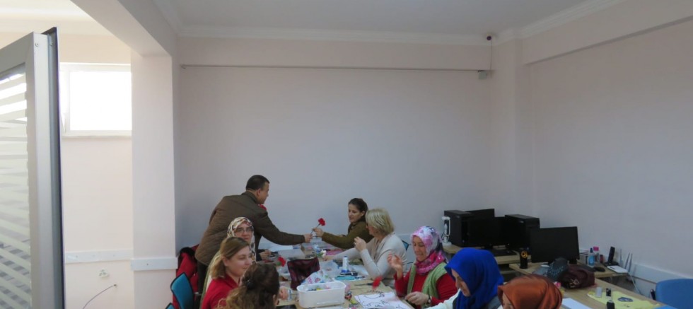 Çetin Karanfil Dağıttı