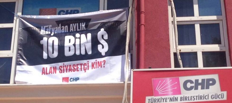 CHP Binasına "Mafyadan 10 Bin Doları Kim Aldı?" Pankartı Asıldı