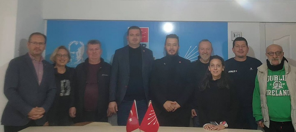 CHP’de Yeni Üyelere Rozetleri Takıldı