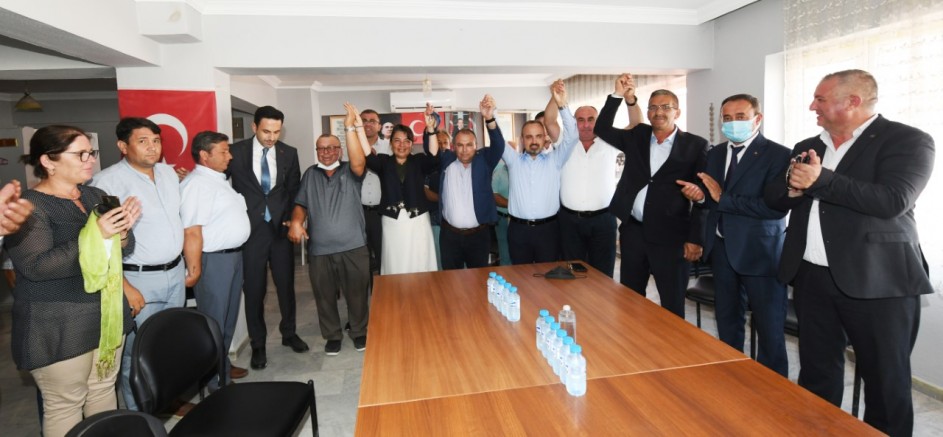 CHP’den AK Parti’ye Geçenlerin Rozetlerini Turan Taktı