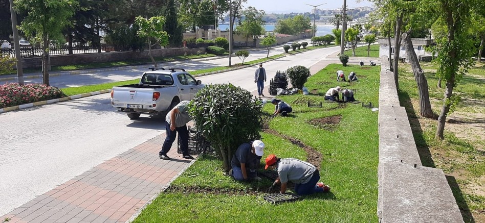 Çiçekler Toprakla Buluştu
