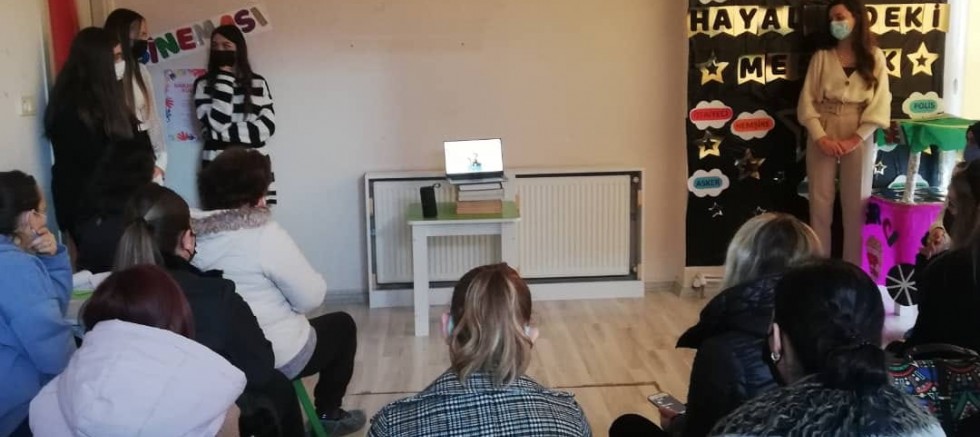 ÇOMÜ’lü Öğrencilerden Velilere Seminer
