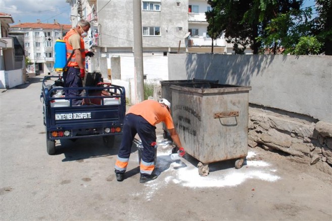 ÇöP KONTEYNERLERi YERiNDE DEZENFEKTE EDiLiYOR