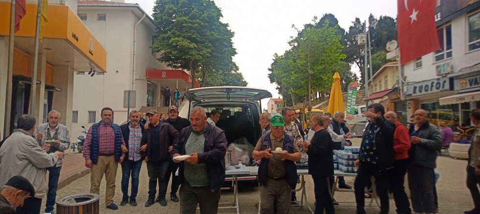 Cumhurbaşkanı Seçimlerini Pilav Dağıtarak Kutladı