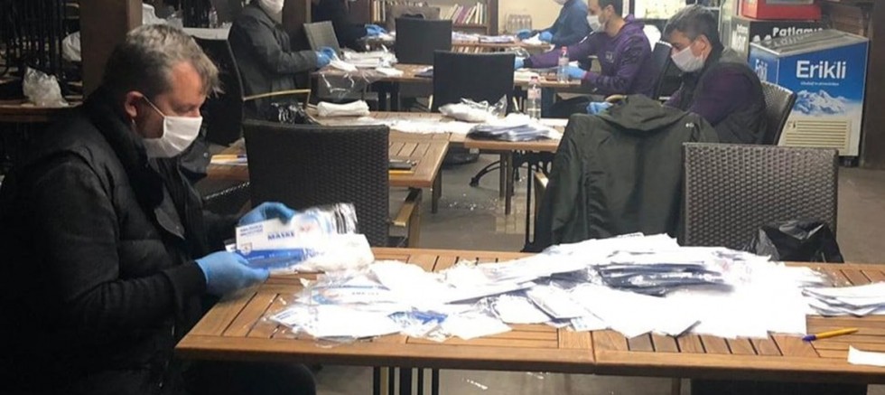 Dağıtılacak Maskeler Paketleniyor