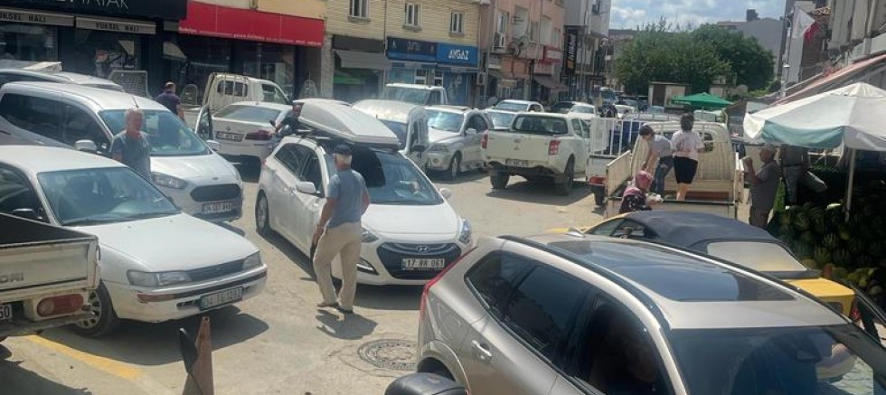Esnaf, Salı Günleri Araç Parklarından Şikayetçi