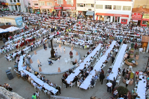 EVREŞE BELEDİYESİ 3 BİN 200 KİŞİLİK İFTAR VERDİ