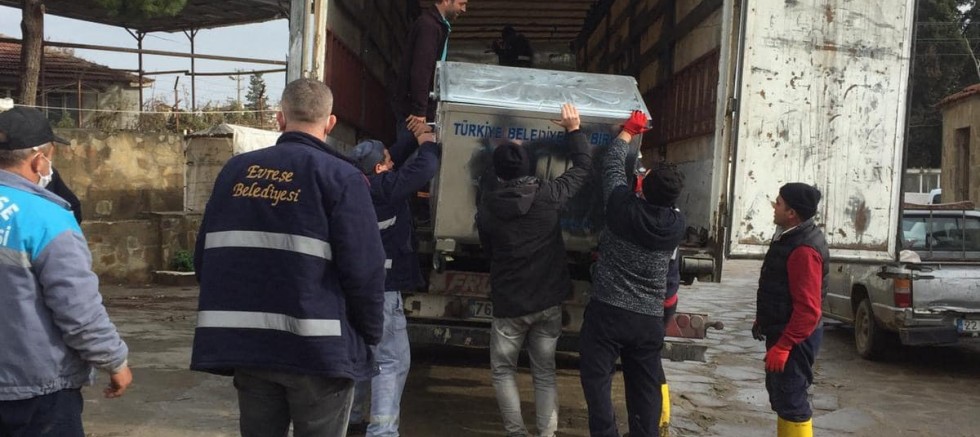 Evreşe Belediyesi’ne Çöp Konteynerleri Hibe Edildi